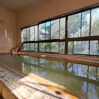 น้ำพุร้อนธรรมชาติที่ผุดขึ้นมาจากเหมืองทองคำที่ใหญ่ที่สุดในญี่ปุ่น