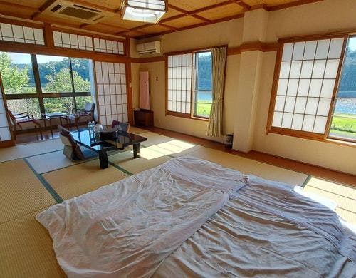 宿の裏手には雄大な川内川！