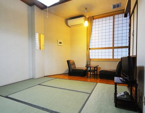 【和室6畳】畳の香に癒される客室。