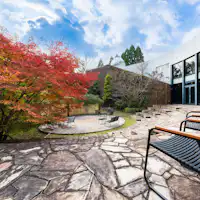 ลานภายในในช่วงฤดูใบไม้เปลี่ยนสีจะเต็มไปด้วยสีสันสดใส