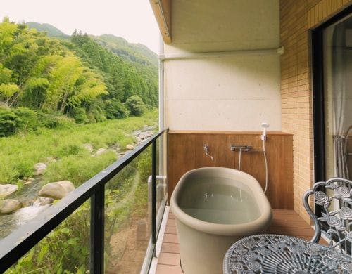 嘉瀬川を望む客室露天風呂