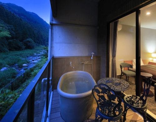 清流嘉瀬川を望む客室露天風呂