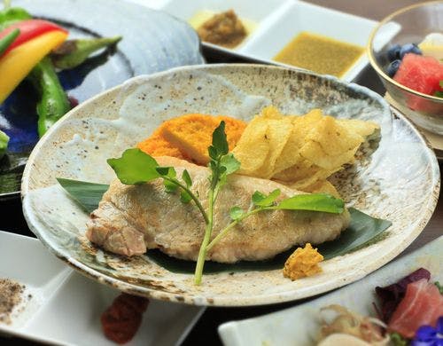 基本会席「県産銘柄豚肉のステーキ」