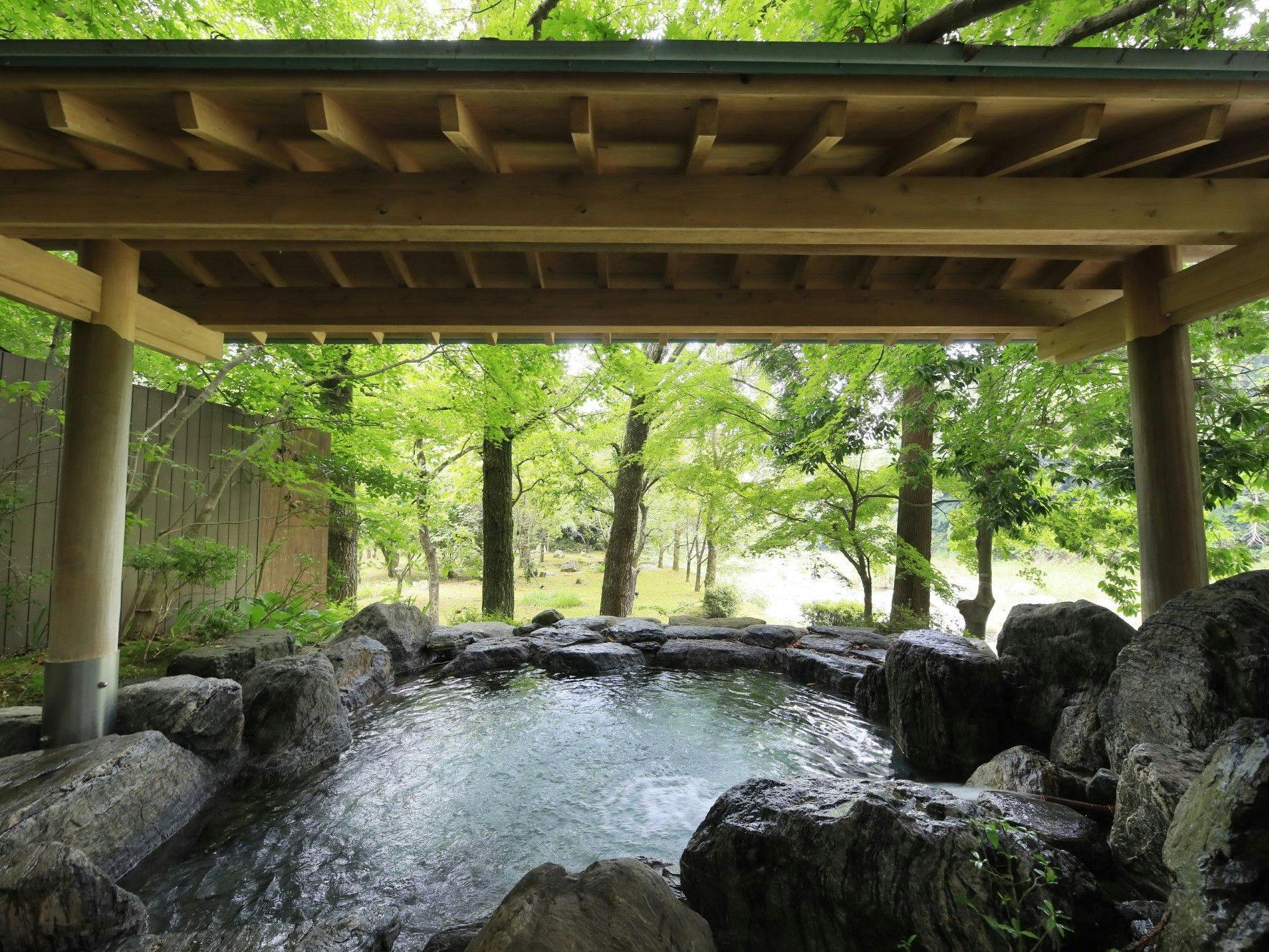 ออนเซ็นกลางแจ้ง