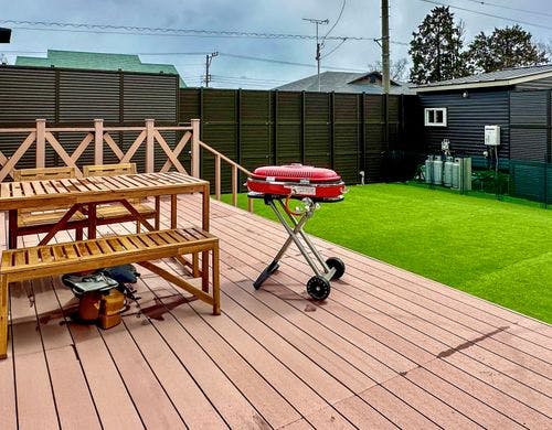 BBQができるウッドデッキスペース