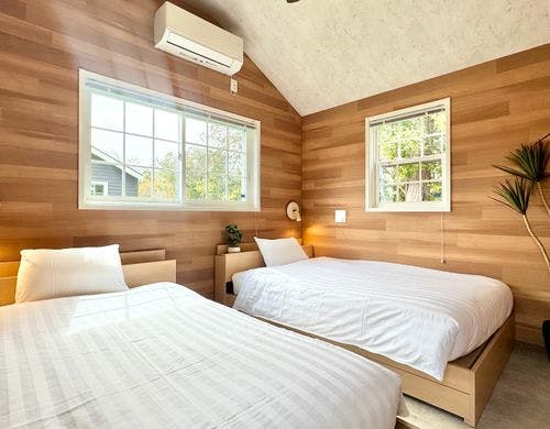 寝室(セミダブルベッド2台)