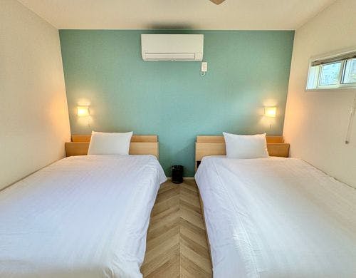 寝室(セミダブルベッド2台)