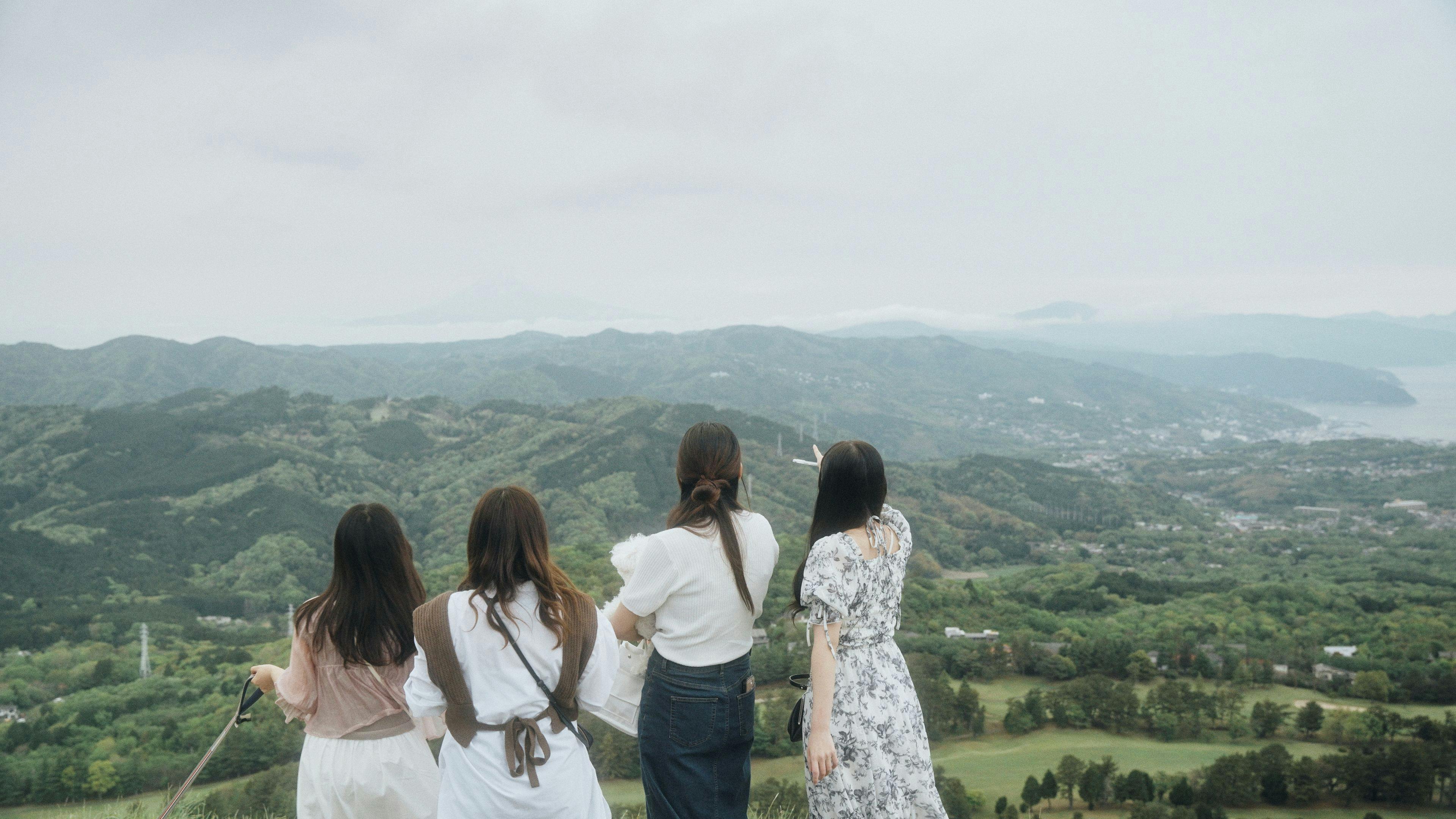 มีสถานที่ท่องเที่ยวมากมาย เช่น ภูเขาโอมุโระ