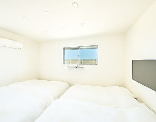 寝室：セミダブル×4台