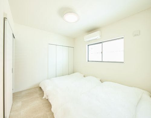 寝室：セミダブル1台＋シングル2台