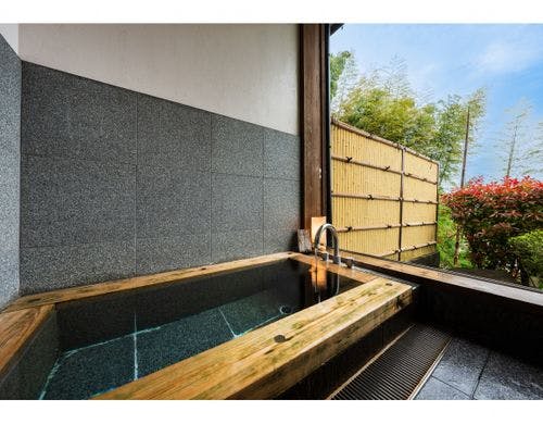 広々和室ヒノキ風呂付　檜（ひのき）風呂