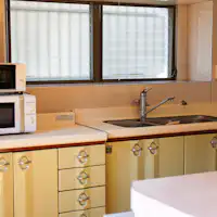 คุณสามารถทำอาหารได้ที่ห้องครัวส่วนกลางด้วยเช่นกัน