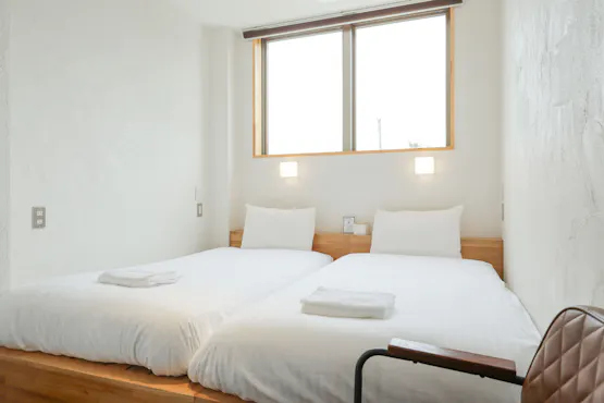 ห้องเตียงคู่ (พร้อมฝักบัวและห้องน้ำในตัว)