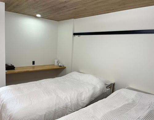 飾り気のないシンプルな室内