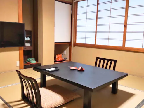 ห้องพัก 8 เสื่อ พร้อมห้องน้ำรวม