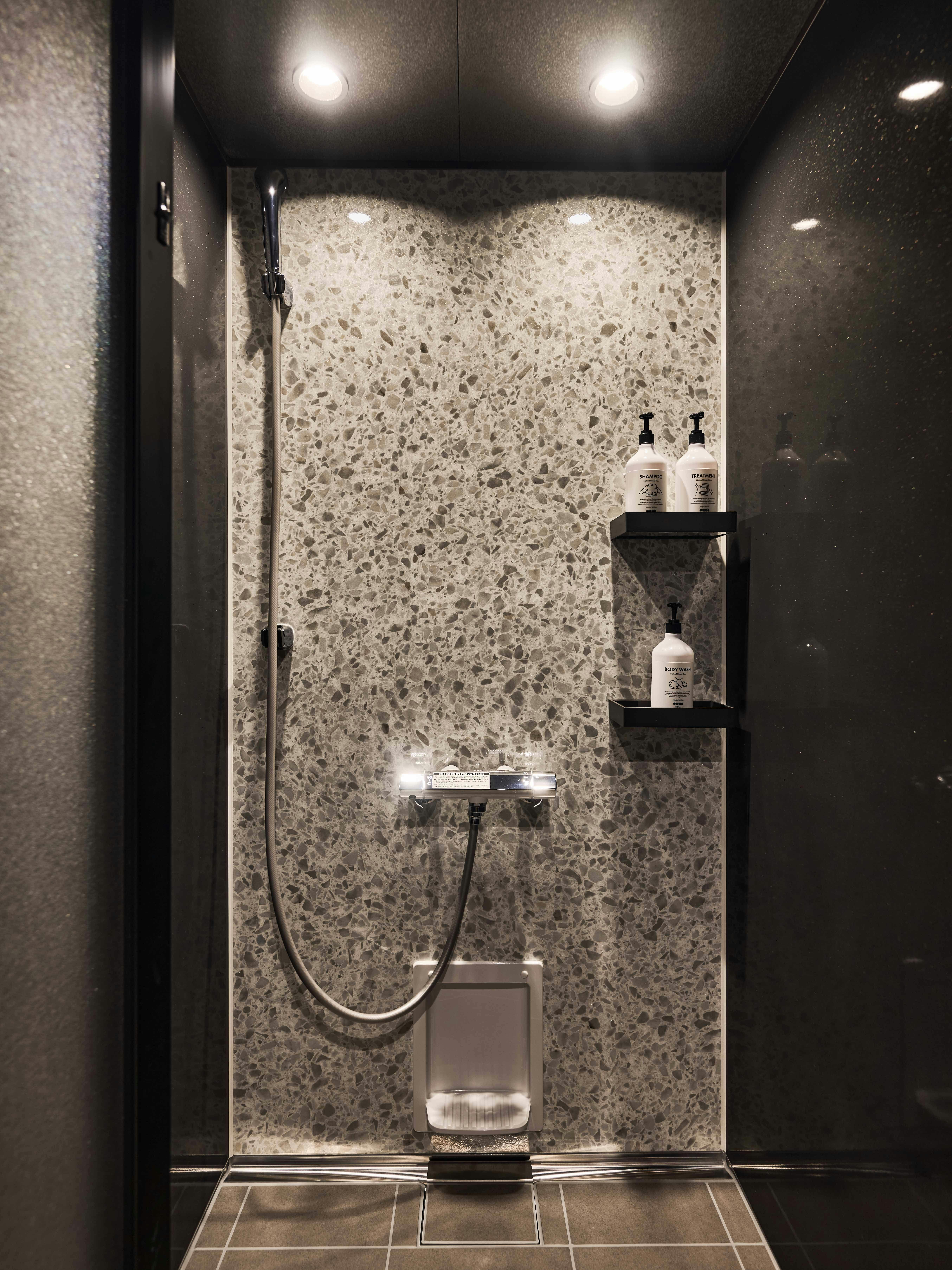 ห้องอาบน้ำพร้อมฝักบัว