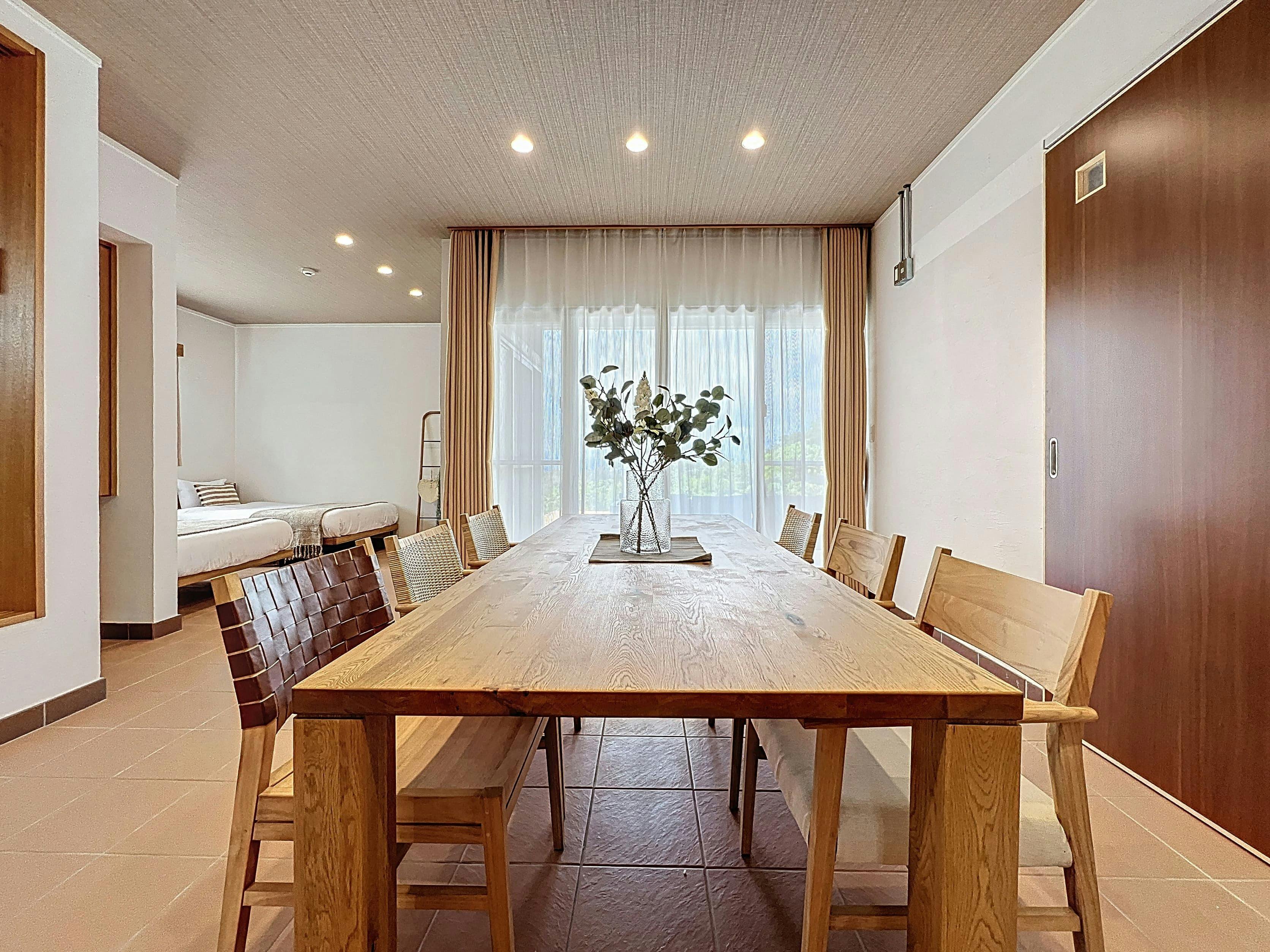 나무의 따뜻함이 느껴지는 넓은 다이닝 공간