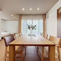 나무의 따뜻함이 느껴지는 넓은 다이닝 공간