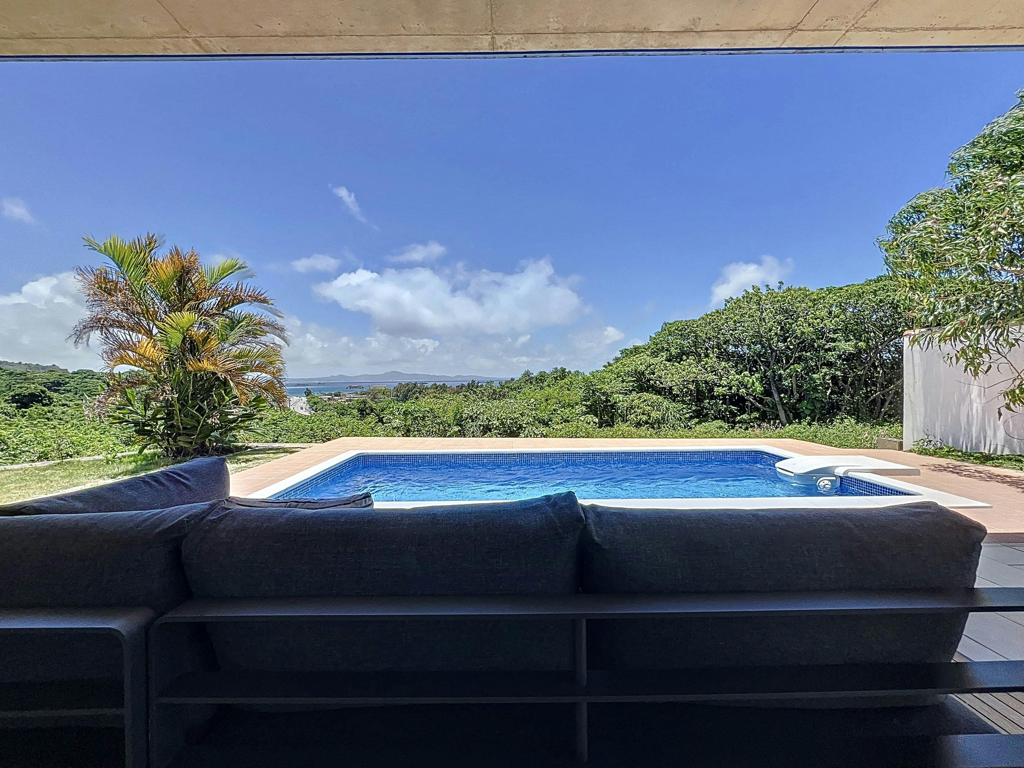 수영장 너머로 펼쳐지는 절경