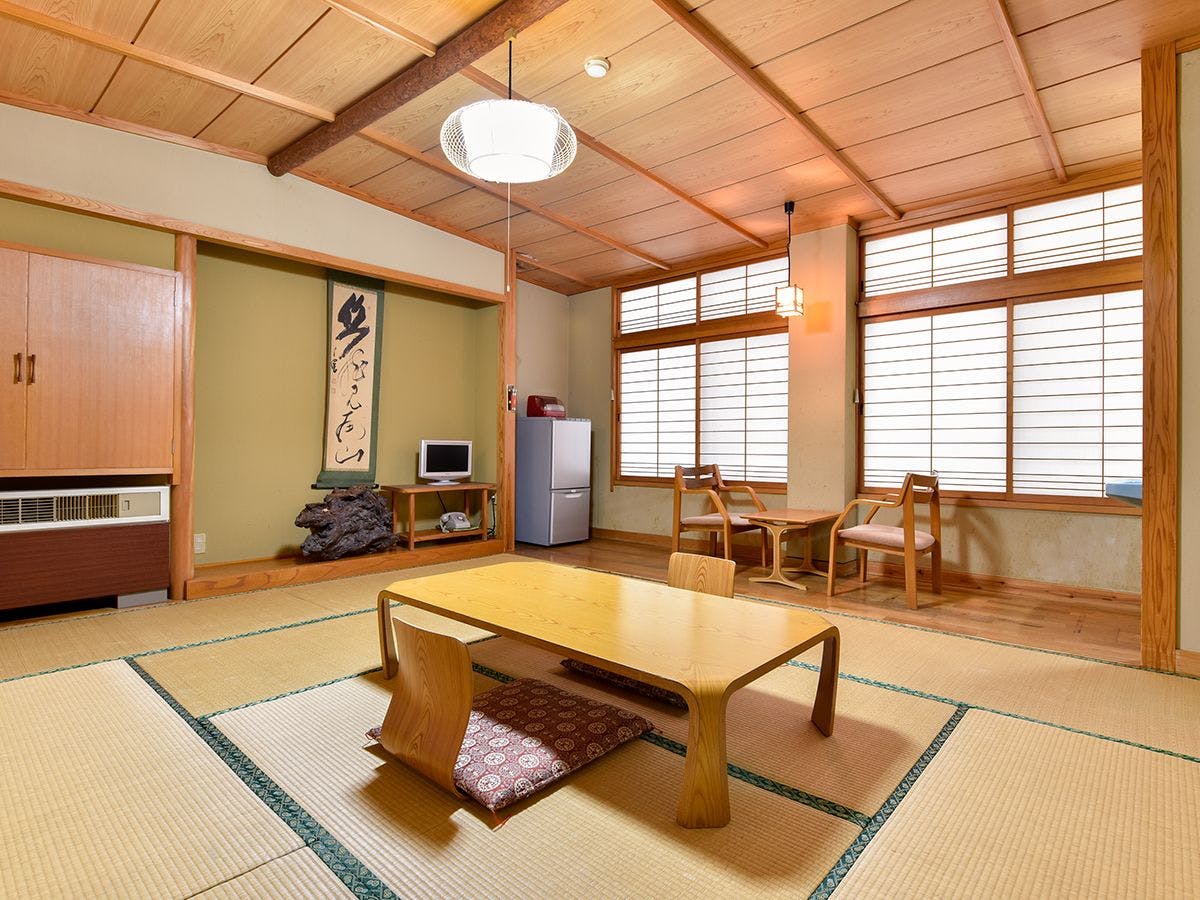 ห้องสไตล์ญี่ปุ่น 8 เสื่อทาทามิ (ห้องน้ำใช้ร่วมกัน)