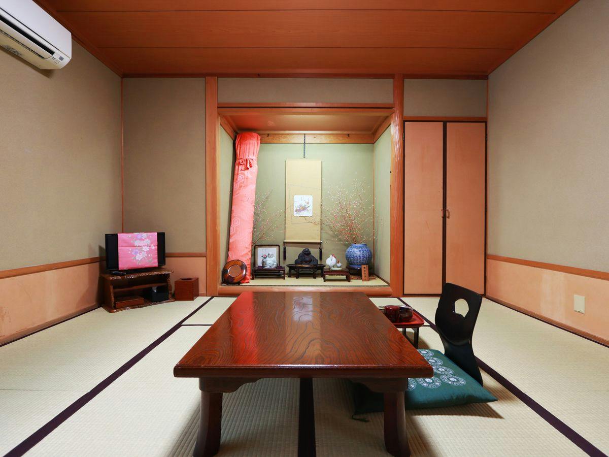 [Hagi Room] Japanese-Style Room (8 Tatami Mats) with Private Bath (1–3 Guests)