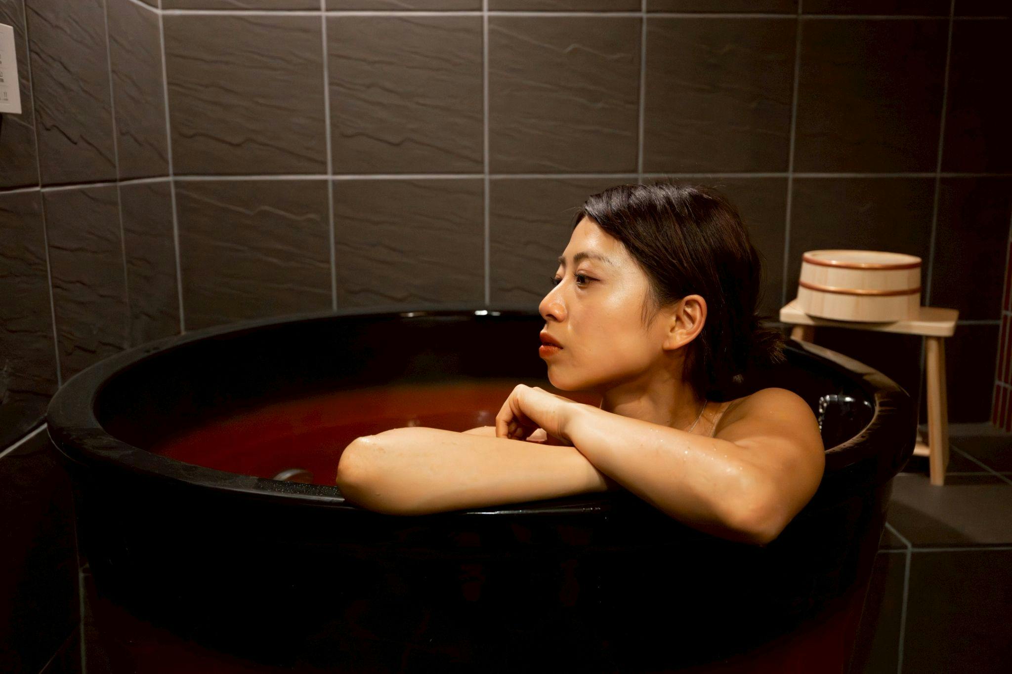 ห้องโนบุนางะ　อ่างอาบน้ำเซรามิกชิงารากิยากิ