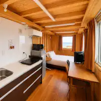 Kamar sisi tepi danau.