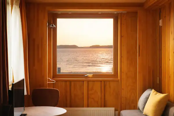 ทะเลสาบคาซุมิงาอุระที่มองเห็นจากหน้าต่างงดงามราวกับภาพวาด