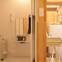 ห้องน้ำและห้องสุขาแยกเป็นสัดส่วน มีเครื่องซักผ้า