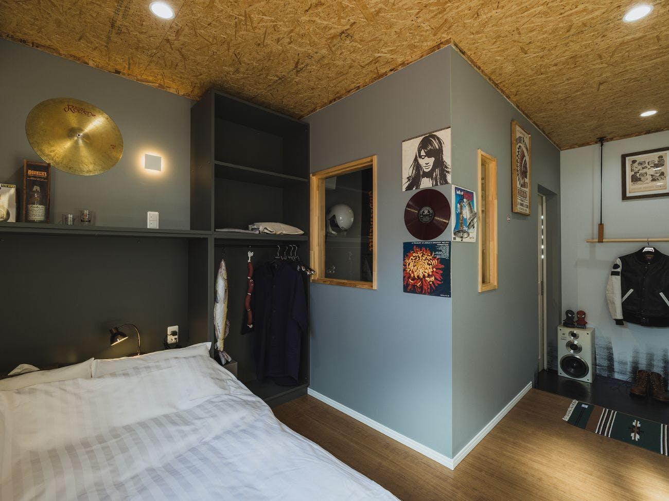Direct garage access! Double room where you can stay with your car