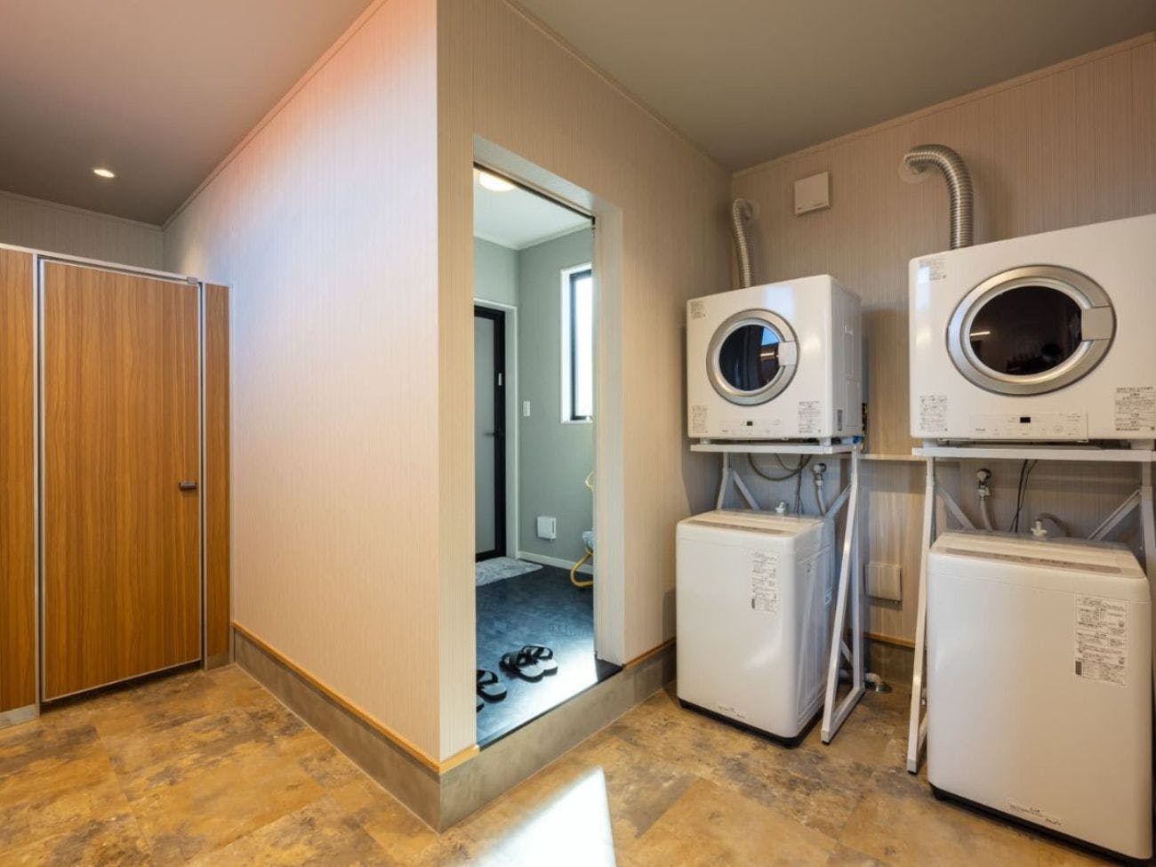 Ideal for a Multiple Night Stay or long trips! Laundry & Shower