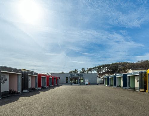 全室バイクガレージ付！車用駐車場も完備