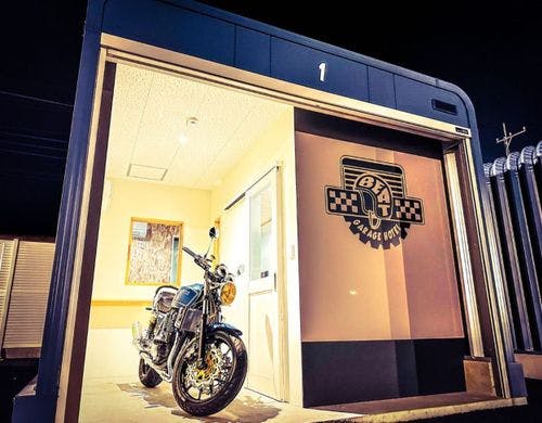 夜は愛車と過ごす大人の秘密基地に