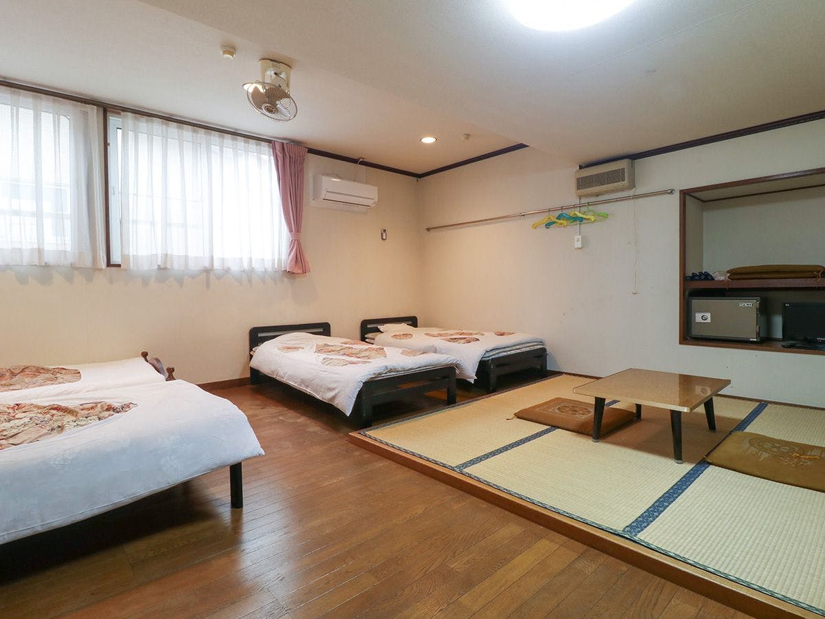 ห้องสไตล์ญี่ปุ่น-ตะวันตก 4 เตียง พักได้สูงสุด 6 ท่าน