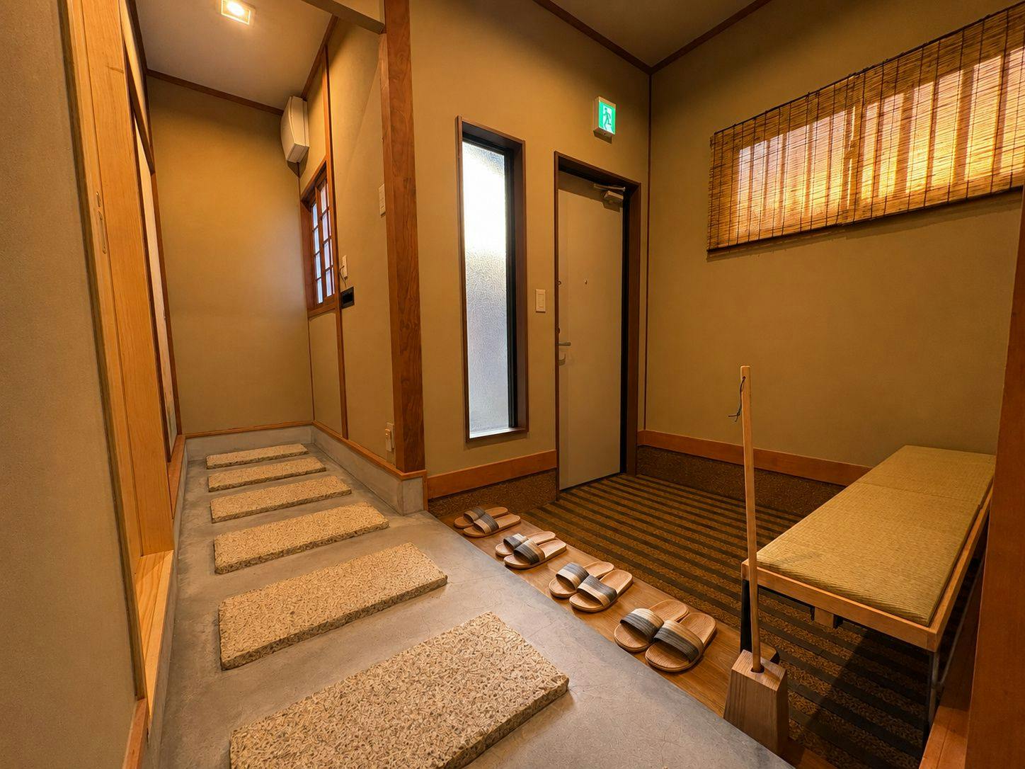 和の趣と温もりでお迎えする、紬の玄関。