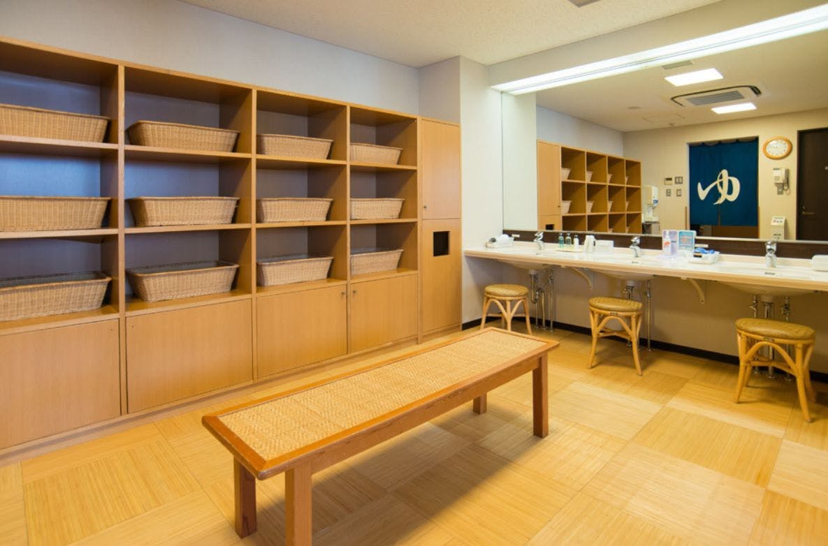 โรงแรม ชั้น 3 ห้องอาบน้ำรวมขนาดใหญ่ ห้องเปลี่ยนเสื้อผ้า ฝั่งชาย