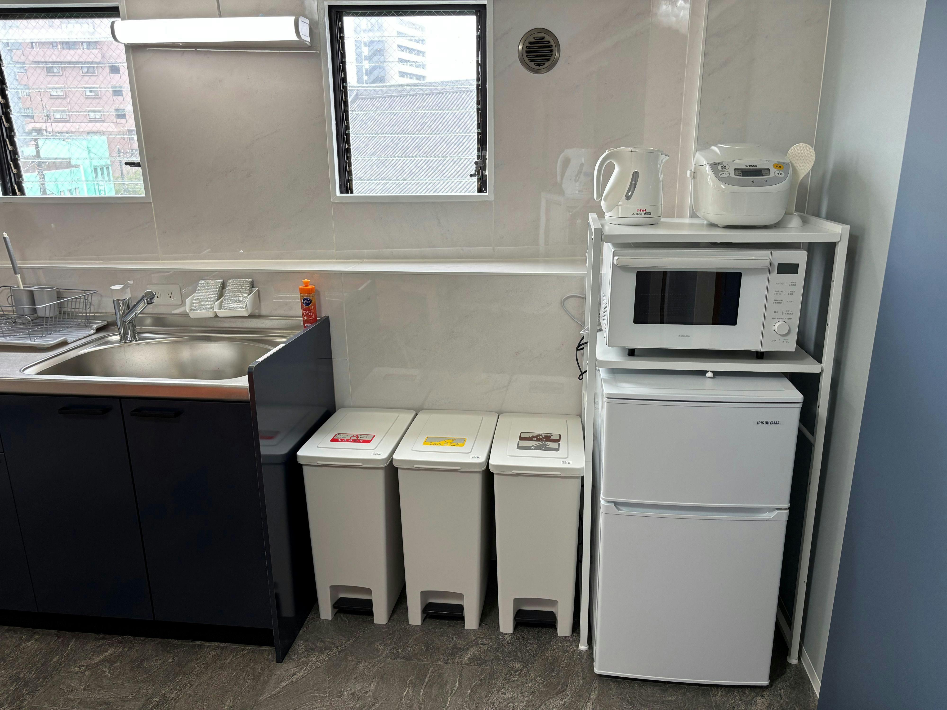 Dapur, peti sejuk, ketuhar gelombang mikro dan lain-lain