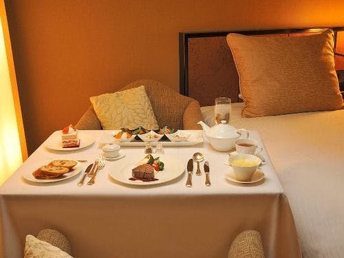 好評！ホテル自慢の夕食・朝食付き 「ルームサービス（洋食コース）」