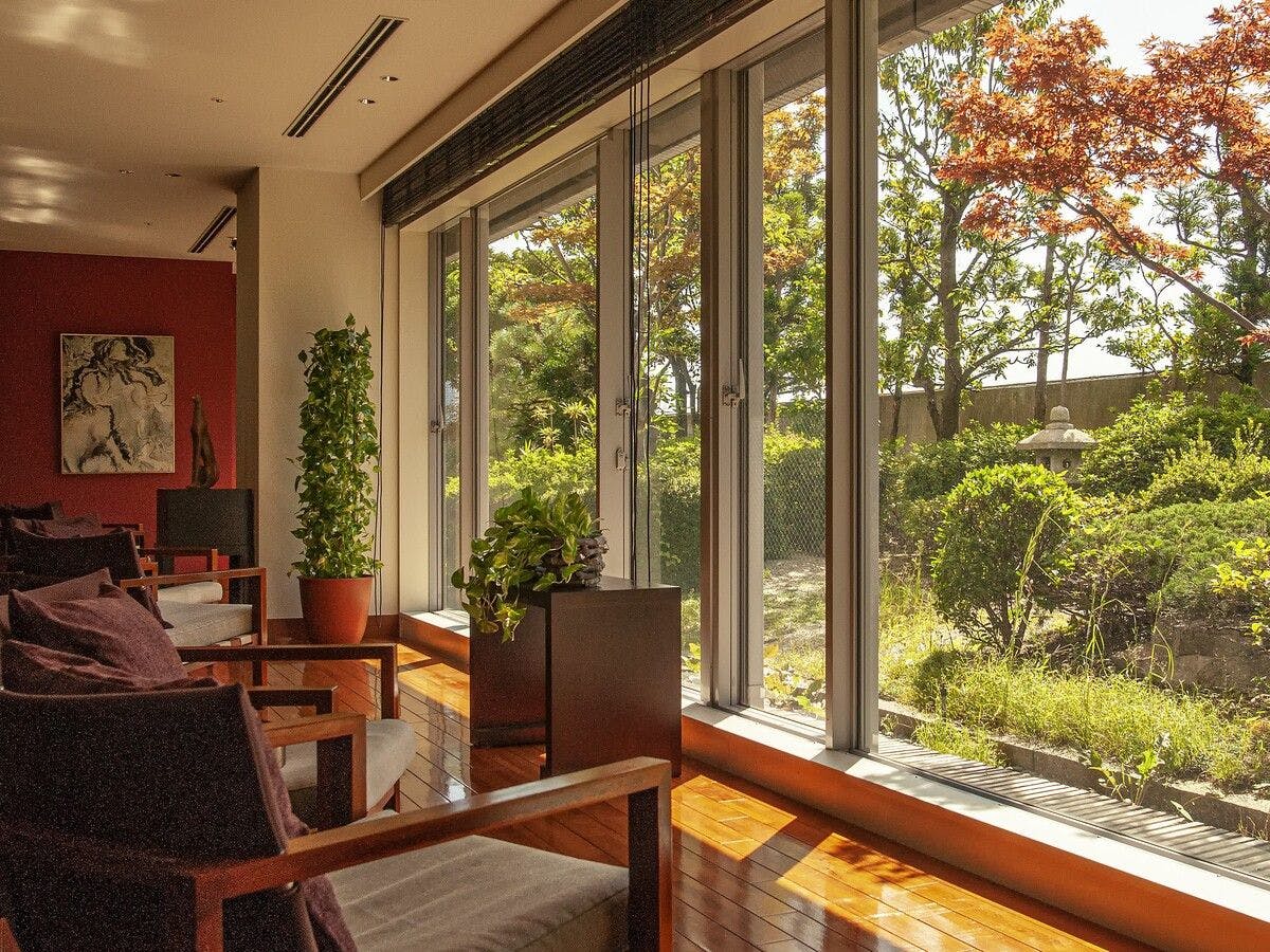 정원을 조망할 수 있는 라운지 공간