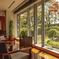 พื้นที่เลานจ์ที่สามารถมองเห็นสวน