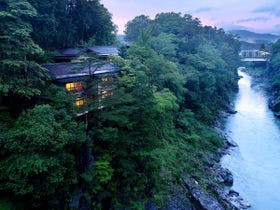 静かな渓谷の隠れ宿峡泉