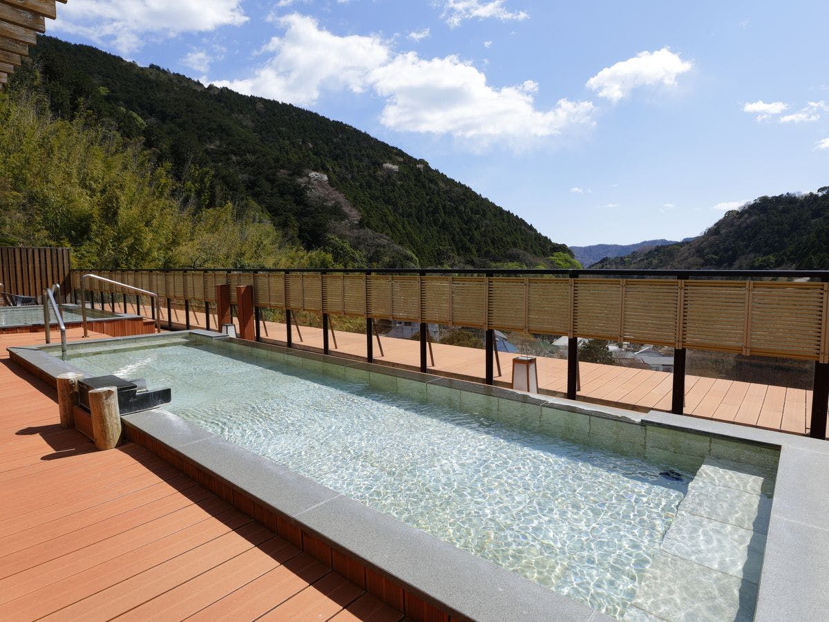 Kolam mandi terbuka dengan pemandangan