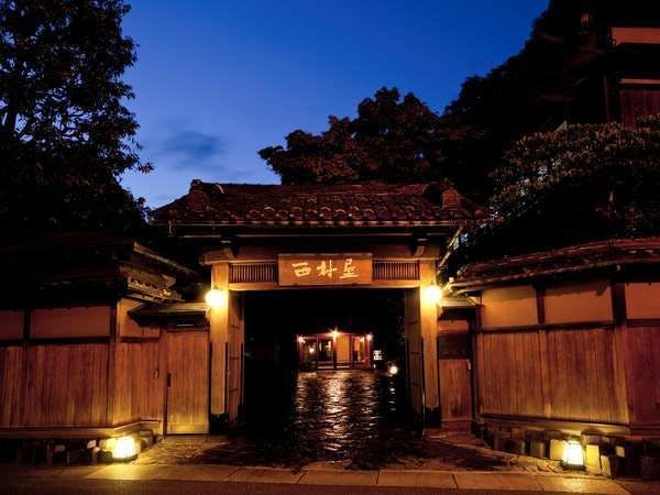 Pemandangan luar waktu malam