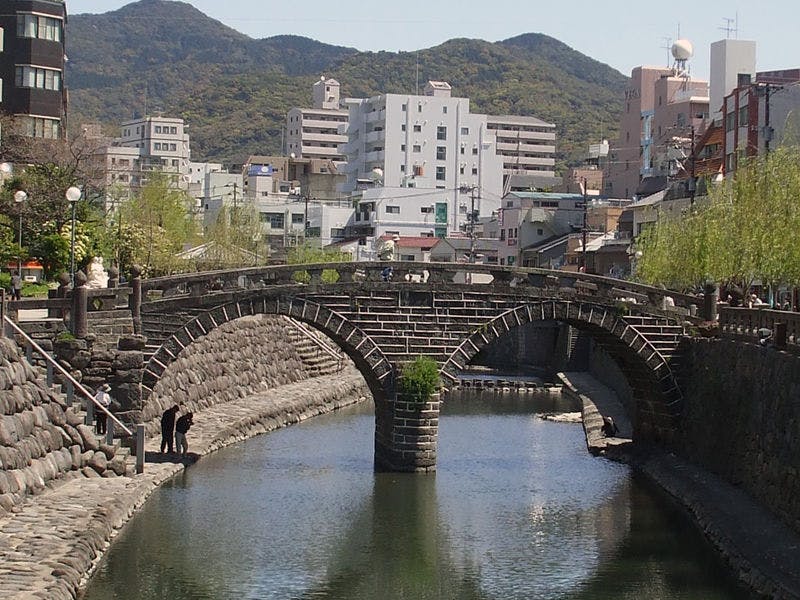 สะพานแว่นตา (ประมาณ 15 นาทีโดยรถยนต์จากโรงแรม)