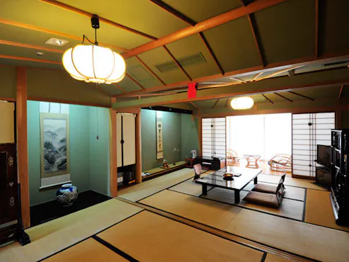 นี่คือห้องพักขนาด 10+6 เสื่อทาทามิที่เต็มไปด้วยเสน่ห์และบรรยากาศแบบญี่ปุ่น