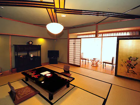 นี่คือห้องพักขนาด 12.5 เสื่อทาทามิพร้อมระเบียงกว้างที่เต็มไปด้วยบรรยากาศแบบดั้งเดิม