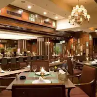 地下1階 レストランバー【WHIZZ by CYPRESS】