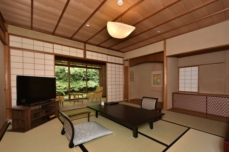 新館和室（スタンダード）温泉内湯付き/本間、次の間（ベッド）のサムネイル画像