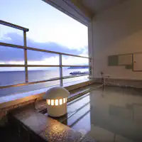 Kamar sisi laut dengan pemandian terbuka