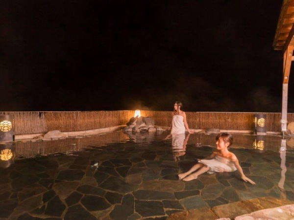 อ่างอาบน้ำกลางแจ้งสไตล์ญี่ปุ่นที่ให้ความรู้สึกโปร่งโล่ง (วิวกลางคืน)